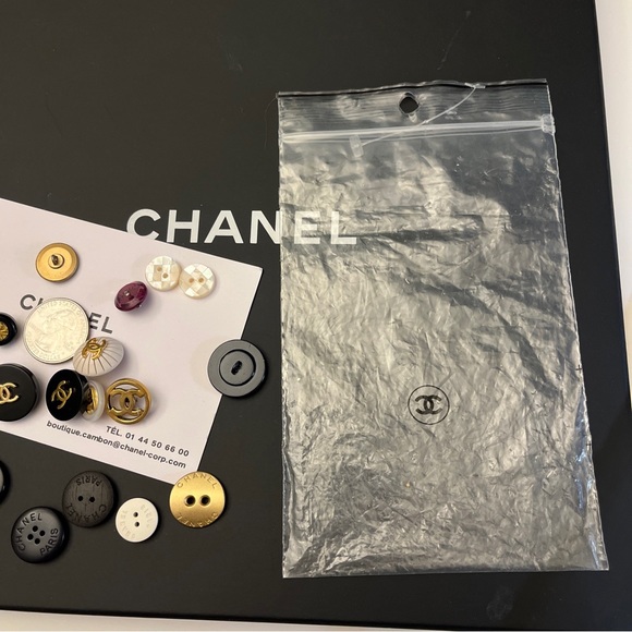 SOLD đź’” AUTHENTIC!! Lot Of 17 Chanel Vintage Buttons 1990s R5 - Picture 11 of 12